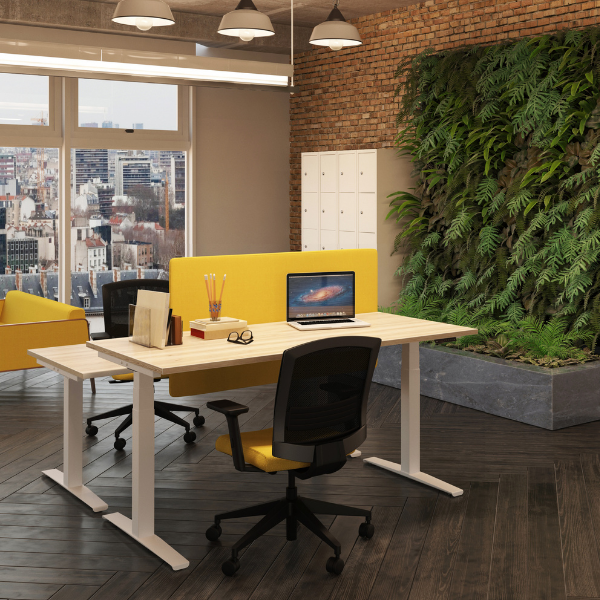 Bureau Adjust 2 Plus in een kantooromgeving